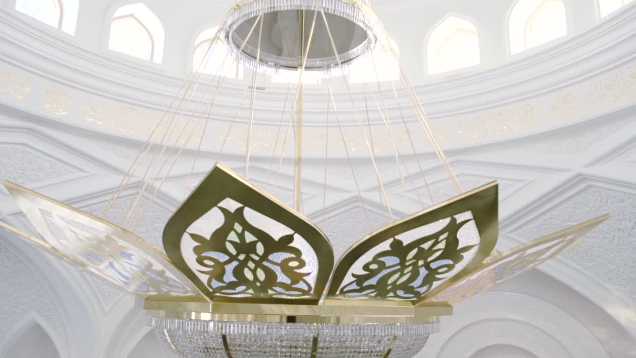 Interno di moschea con lampadario sontuoso
