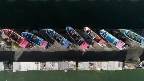 vista aérea de los barcos de pesca en el puerto de playa maguillines en constitución, maule, chile