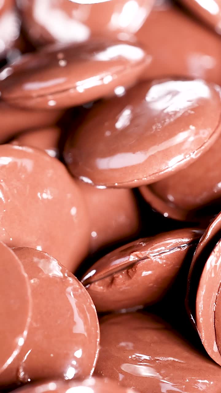 primer plano de las papas fritas de chocolate que se agitan