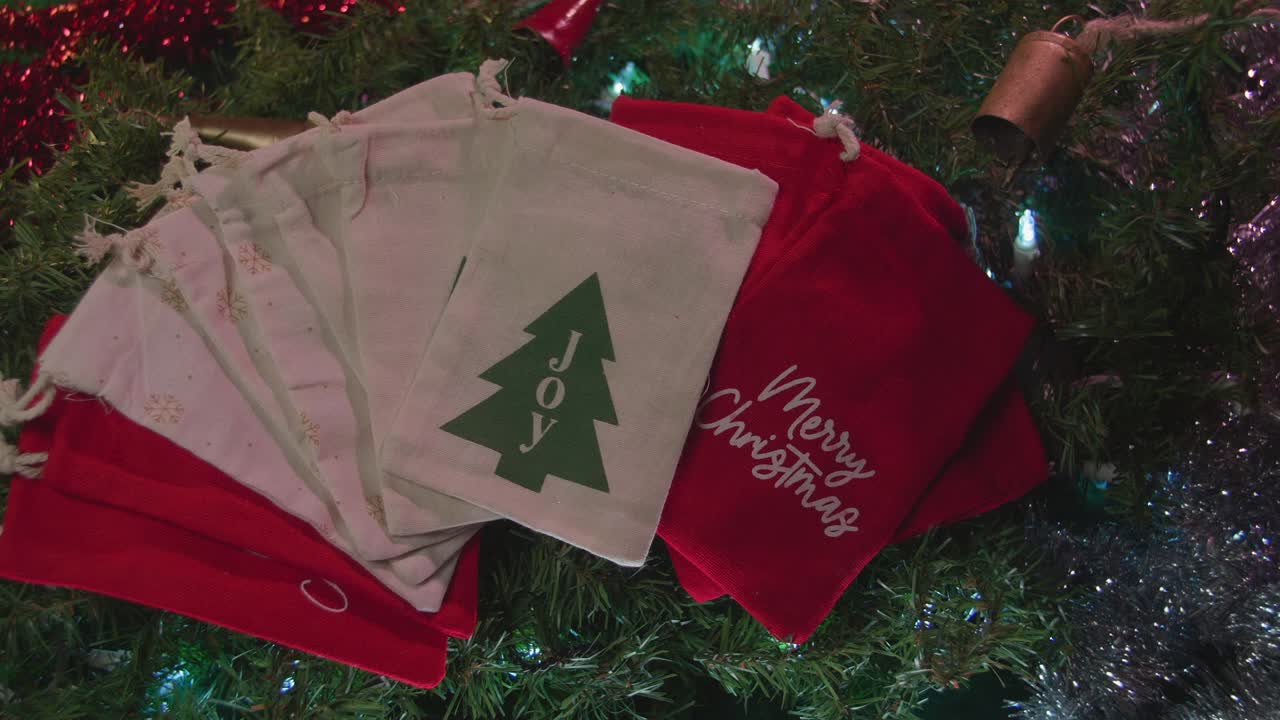 극단적 인 클로즈업 랙 포커스 크리스마스 전구, 꽃걸이, 빨간색과 은색  ⁇ 슬 느린 동작