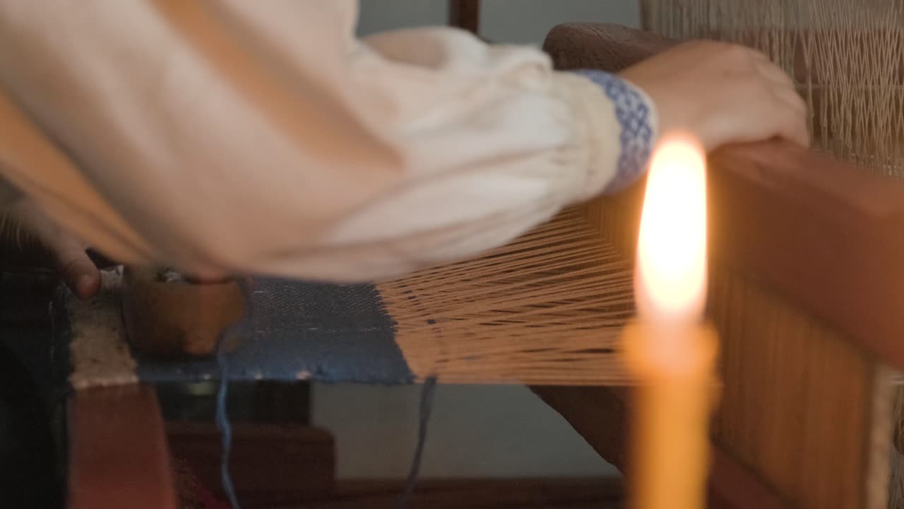 el tejedor hace tela en el telar étnico