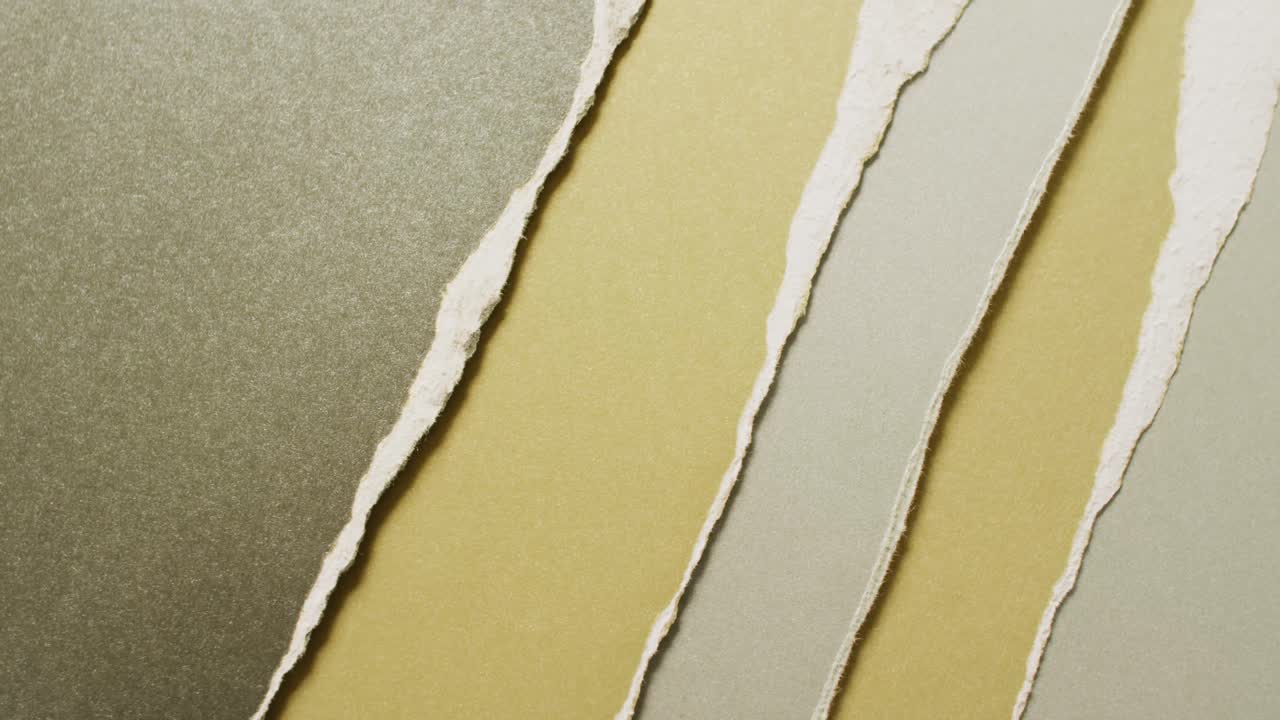 녹색과 갈색 종이 배경의  ⁇ 어진 조각의 클로즈업 비디오