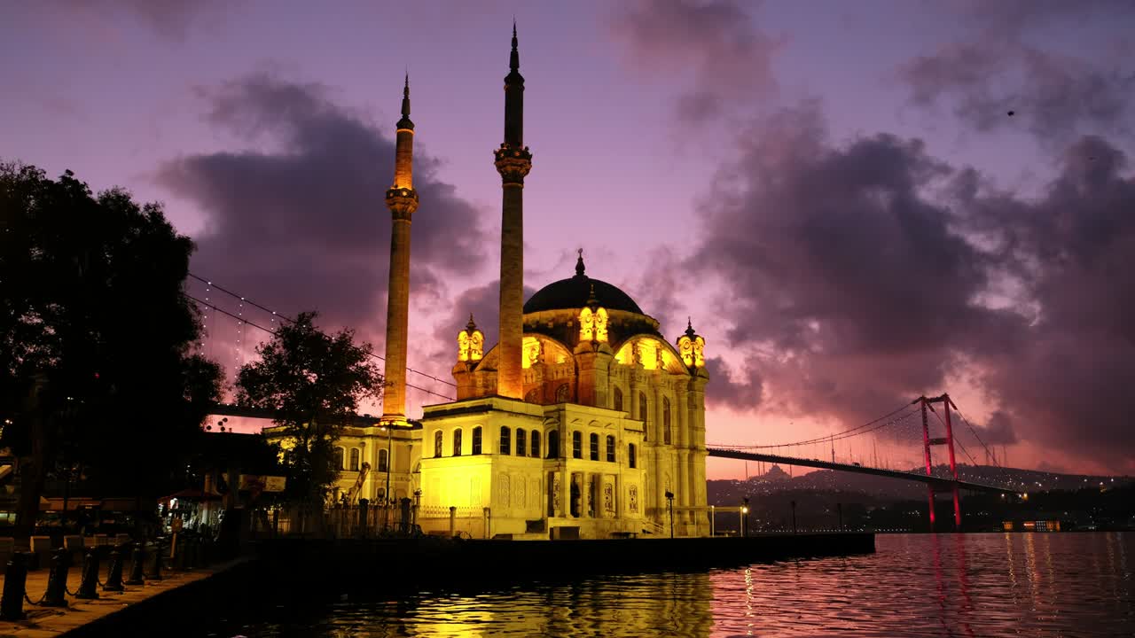 la mezquita de ortakoy y el puente del bósforo al amanecer, estambul, turquía