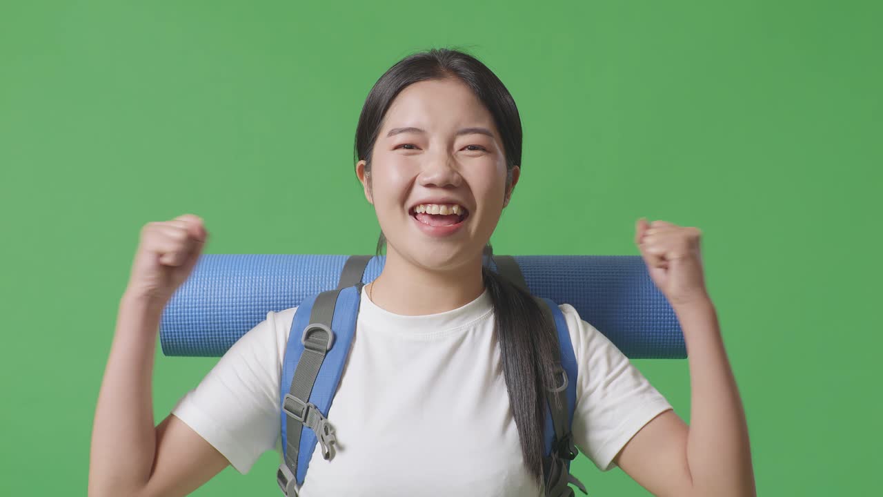 배 과 요가 매트 를 가진 흥분 한 여자