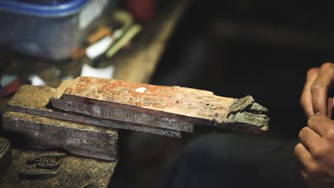 hombre tallando estatuas de madera de cerca, disparo estático