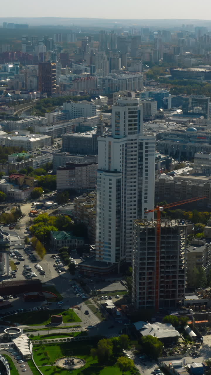 Vista Aérea de uma Cidade com Arranha-céus e Canteiros de Obras