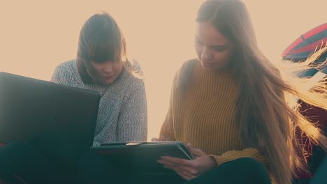 Las-Mujeres-Trabajan-En-Tabletas-Y-Portátiles-En-Cámara-Lenta-Por-La-Mañana