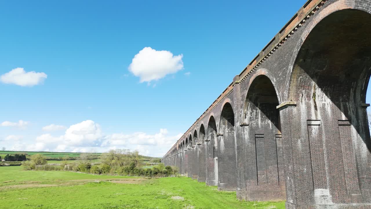 웰랜드 다이아트 (northamptonshire) 의 아치 (arches of welland viaduct) 를 따라 낮게 비행하는 드론, 해가 많은 날에는 해링워스와 시튼 다이아크트 (harringworth and seaton viaducts) 로도 알려져 있다.