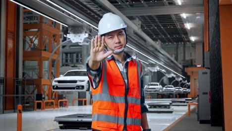 trabajador de la fábrica gestando para