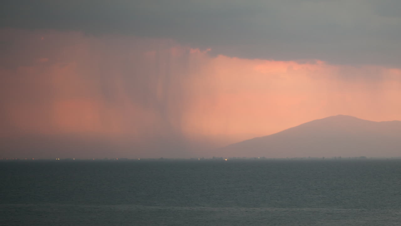 바다와 도시 위의 천둥 폭풍의 시간 경과