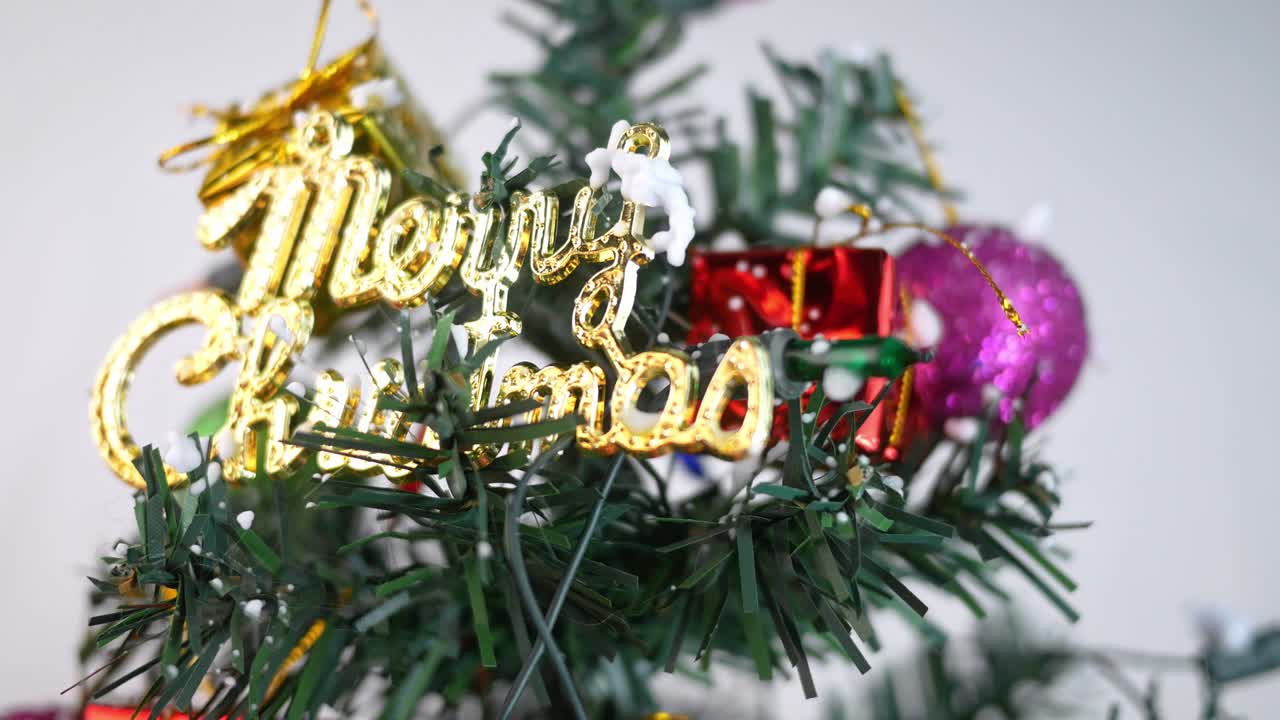 다채로운 공, 작은 선물, 조명 및 눈으로 크리스마스 소나무 장식과 함께 겨울 풍경.