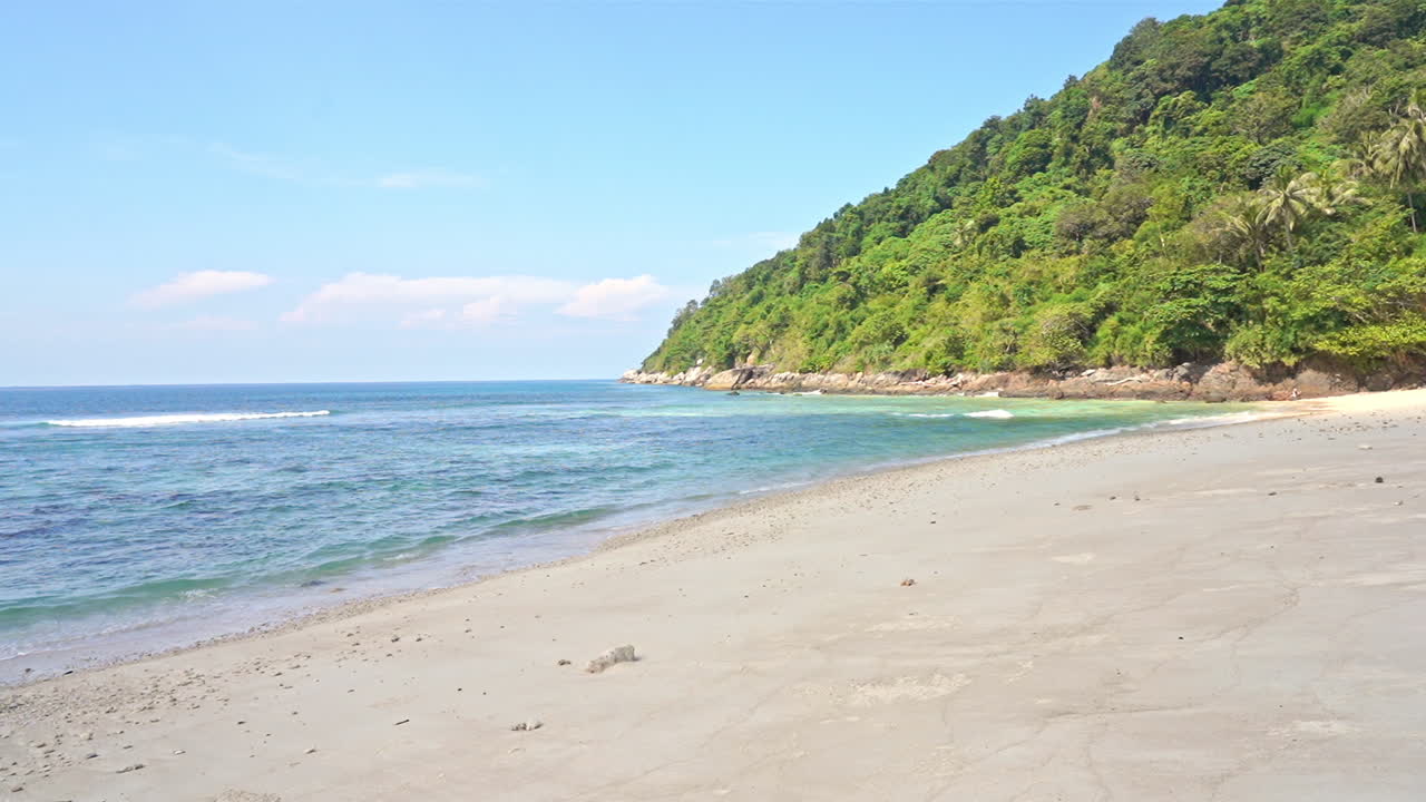 อากาศแจ่มใสที่ชายหาดทรายขาวในมาร์มาริส ประเทศตุรกี