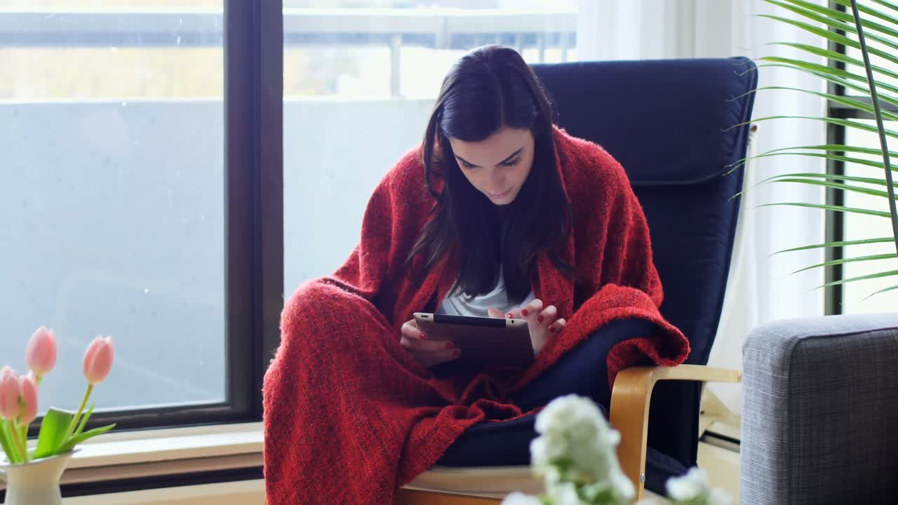 디지털 태블릿 4k를 사용하는 아름다운 여성