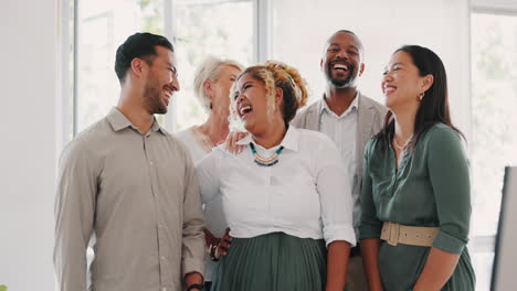 Negocios,-Equipo-Y-Conversación-Con-Sonrisa.