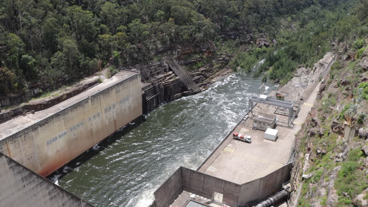 el agua es empujada hacia un río en la represa de warragamba en sydney