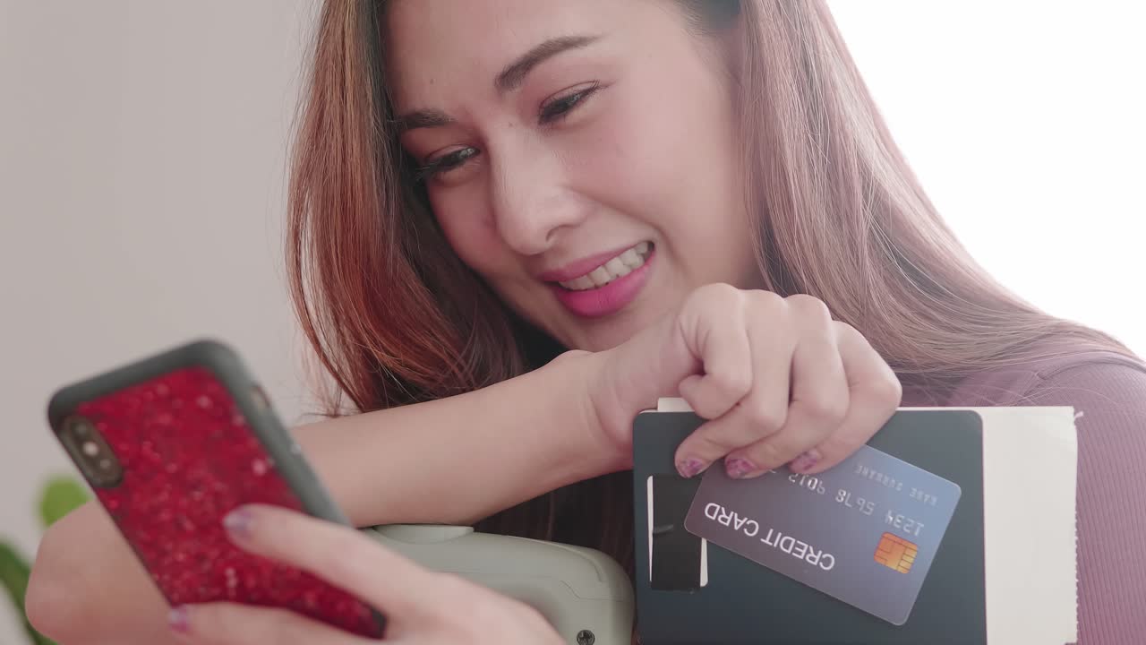 mujer feliz selfie retrato con su pasaporte y tarjeta de crédito antes de viajar