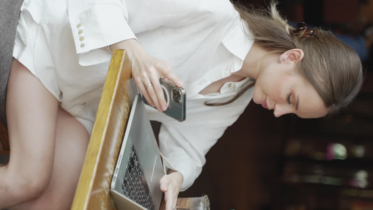 Una mujer joven trabajando en un café.