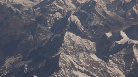 Rundflug-über-Die-Größten-Berge-Der-Welt,-Den-Himalaya,-Mit-Blick-Auf-Den-Mount-Everest-Und-Die-Schroffen,-Schneebedeckten-Gipfel