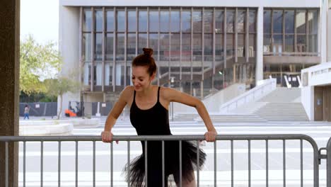 bailarina de ballet bailando por la barandilla 4k