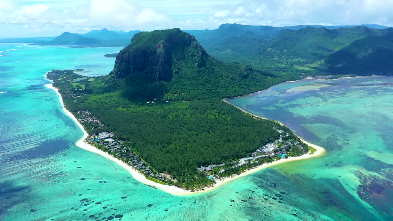 인도양의 모리셔스 섬에 있는 르 몬의 백설 해변 높이에서 볼 수 있습니다.