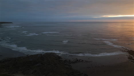 Establecimiento-De-Una-Toma-Aérea-De-Drones-De-Cleveland-Way-Mirando-Al-Mar-Al-Amanecer