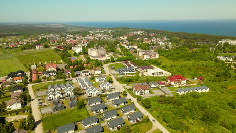 Luftüberführung-Der-Polnischen-Küstenstadt-Jastrzebia-Gora-Bei-Sonnenlicht-Und-Grünen-Feldern