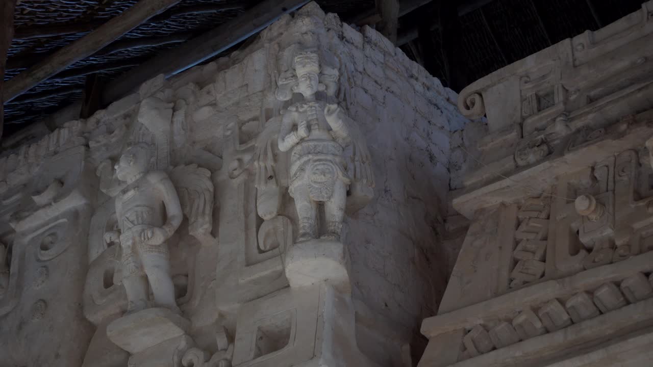 acercamiento a los detalles del lado este del altar del jaguar en la acrópolis en el sitio arqueológico de ek balam