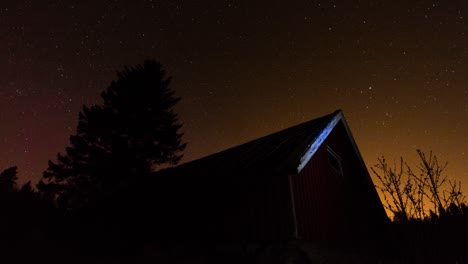 Cabaña-Abandonada-Frente-Al-Cielo-Estrellado