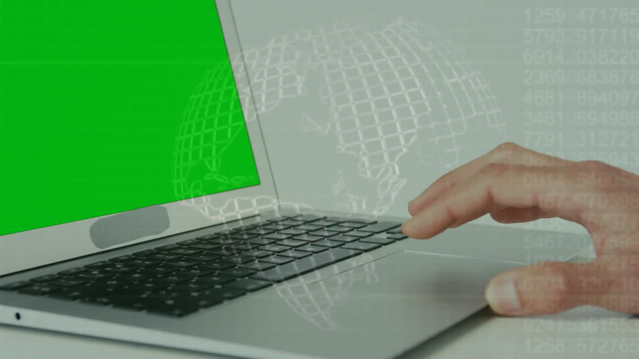 animación de un globo giratorio sobre una persona que usa una computadora portátil con pantalla verde