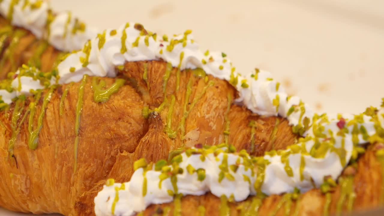primer plano de croissants con crema de pistacho