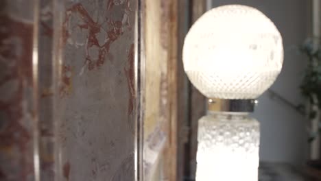 primer plano de las impresionantes paredes de mármol con una brillante luz de cristal que ilumina la habitación