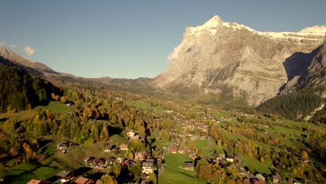 Drohnenaufnahmen-Aus-Der-Luft,-Die-Im-Dorf-Grindelwald-Vor-Dem-Wetterhorn-Eindringen