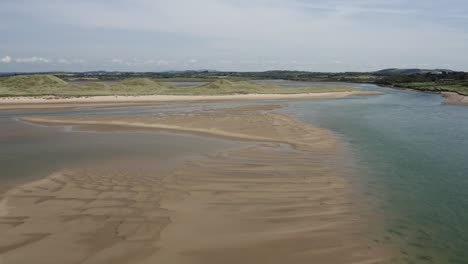 gran barra de arena de río revelada durante la marea baja a lo largo de la costa irlandesa en tramore