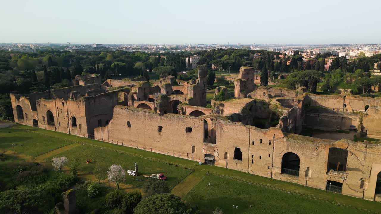 antiguos baños romanos de caracalla - disparo del dron hacia adelante