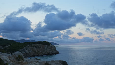 El-Lapso-De-Tiempo-Captura-La-Costa-Del-Mar-Durante-La-Hermosa-Salida-Del-Sol-Sobre-La-Cordillera