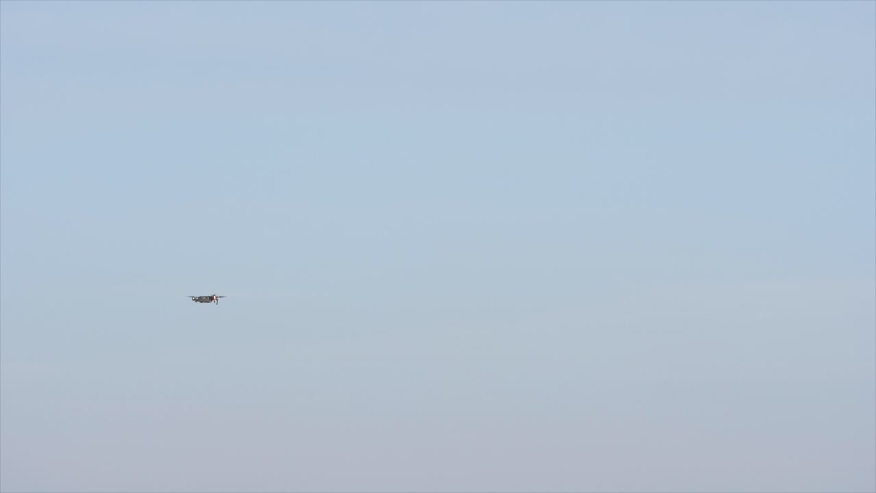 飞行中的无人机 (无人机)