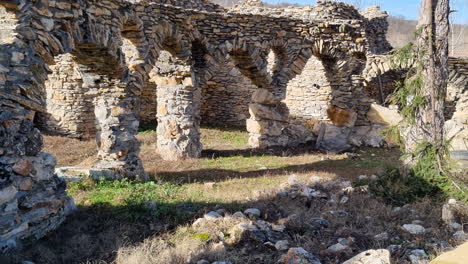 Casa-De-Piedra-Abandonada-En-La-Naturaleza