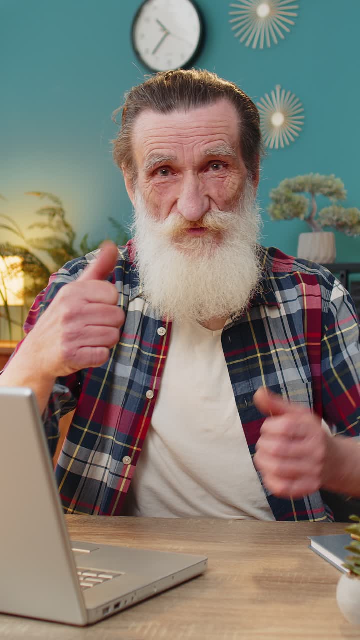 hombre mayor mirando con aprobación a la cámara mostrando los pulgares hacia arriba como una señal de retroalimentación positiva buenas noticias