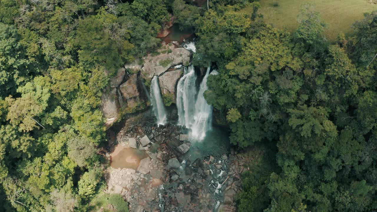 vista de pájaro de las cascadas de nauyaca en verano en la provincia costarricense de puntarenas