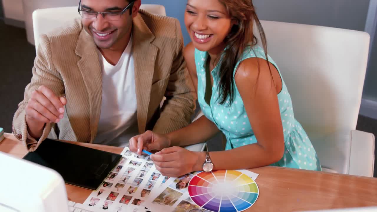 diseñador casual mirando una muestra de foto y una muestra de color