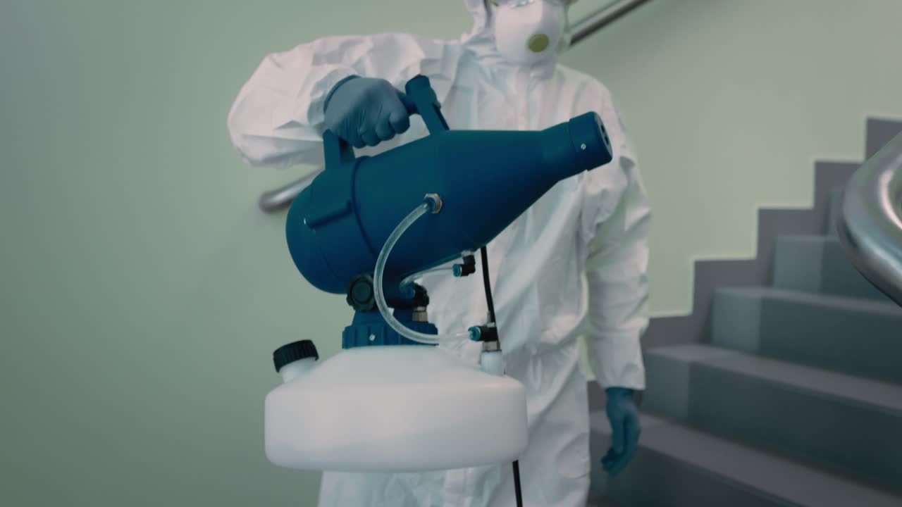 vídeo en primer plano de la desinfección de la escalera