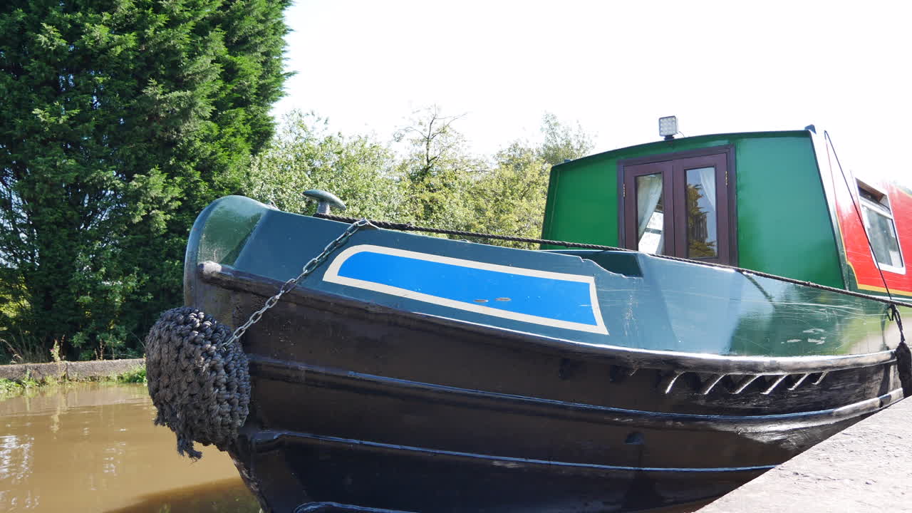 운하 에 정박한 운하 보트. 임대 보트