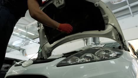 mecánico trabajando en un coche