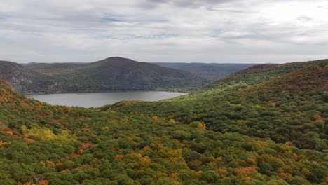 Una-Vista-Aérea-Muy-Por-Encima-De-Las-Montañas-En-El-Norte-Del-Estado-De-Nueva-York-Durante-Los-Cambios-De-Follaje-De-Otoño