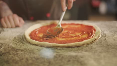 hombre cocinando pizza en la cocina de un restaurante