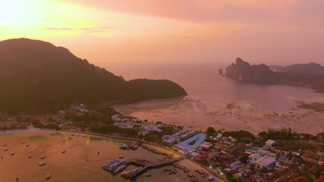 puesta de sol sobre un complejo turístico de una isla tropical