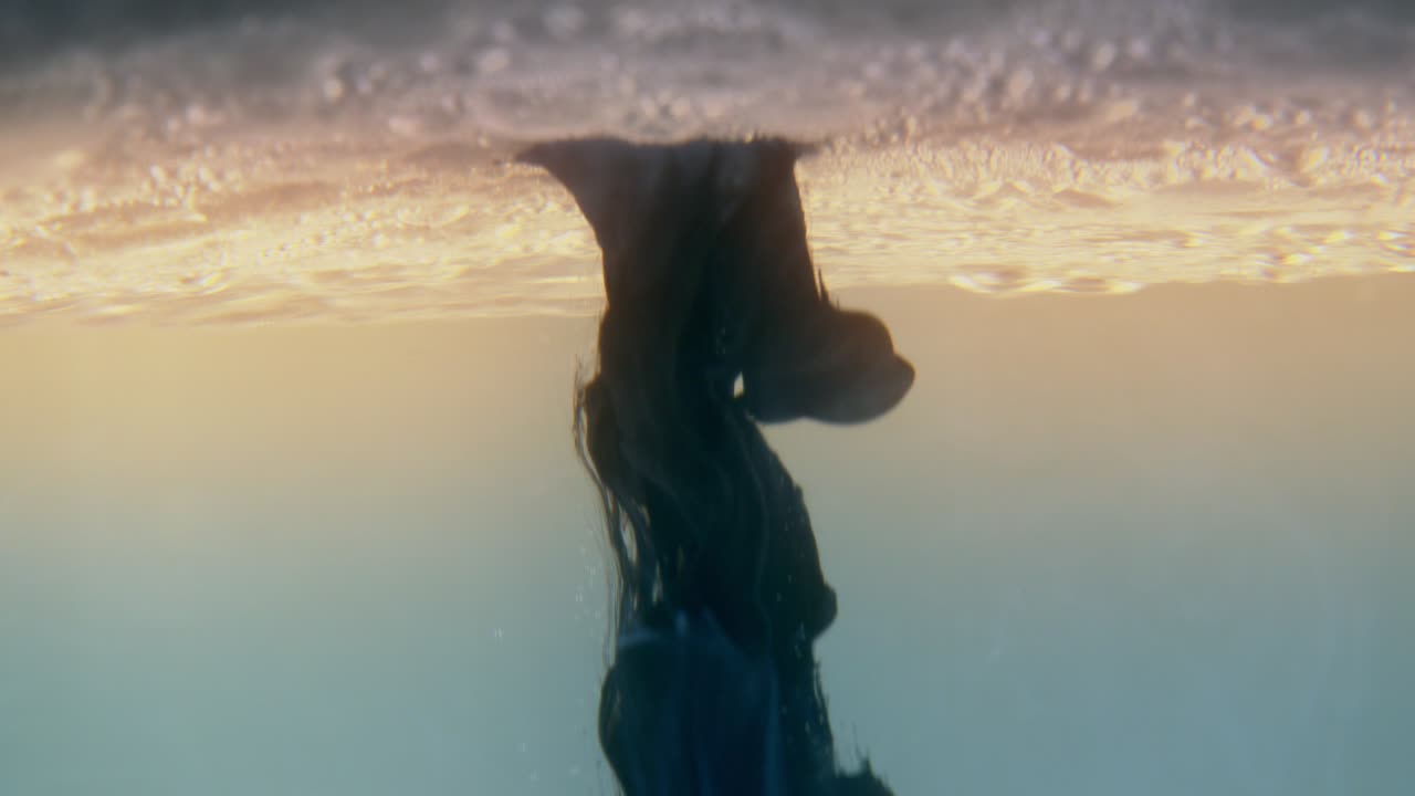 atmósfera alienígena con nubes de tinta negra cayendo del cielo