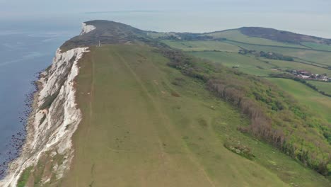 tracciamento aereo dei droni sulle scogliere marine al monumento di tennyson, isola di wight