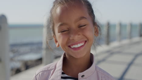 Retrato-Joven-Feliz-Chica-De-Raza-Mixta-Sonriendo-Disfrutando-De-Las-Vacaciones-De-Verano-En-El-Fondo-Costero