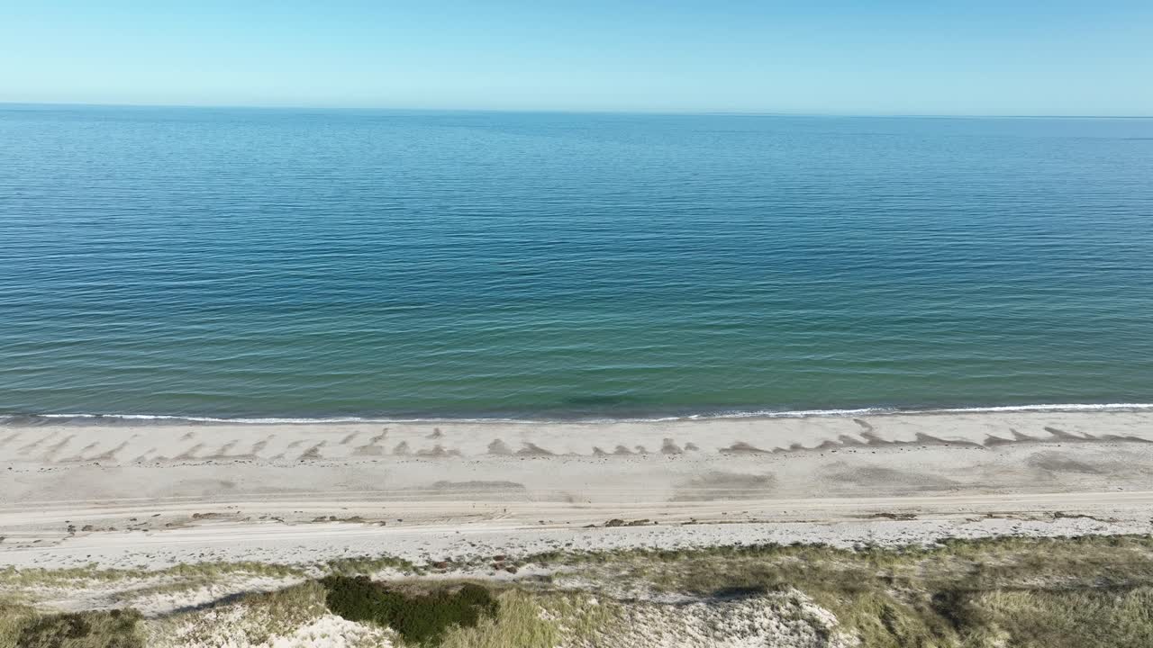 Lśniąca woda oceanu w Cape Cod, Ocean Atlantycki, Massachusetts, USA.
